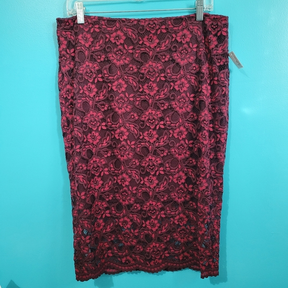 🏷1/$15, 2/$20, 3/$27 Reitmans red floral overlay skirt - Picture 1 of 4
